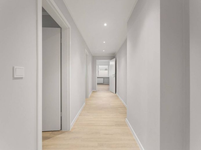 Vollständig renovierte 3-Zi.-Erdgeschosswohnung mit moderner Einbauküche! – Flur