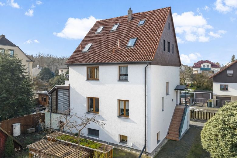 Seltene Gelegenheit in Dölau - Eigentumswohnung im Zweifamilienhaus mit eigenem Garten, Pool und Garagen – Rückansicht