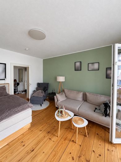 Hochparterrewohnung mit Balkon – 1,5 Zimmer in Fürstenwalde – helles Wohnzimmer 2