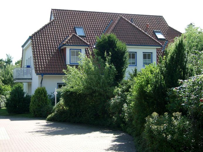 Ferienwohnung Prerow/Darß, 60m², 3 Zimmer, parterre, Südterrasse, PKW-Stellplatz – Haus mit Wohnung links unten