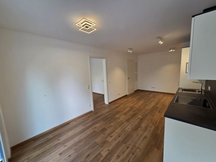 Neubau - Erstbezug - sofort verfügbar! Exklusive 2-Zi-Wohnung mit EBK und Garten sowie Tiefgarage – Wohn-/ Essbereich