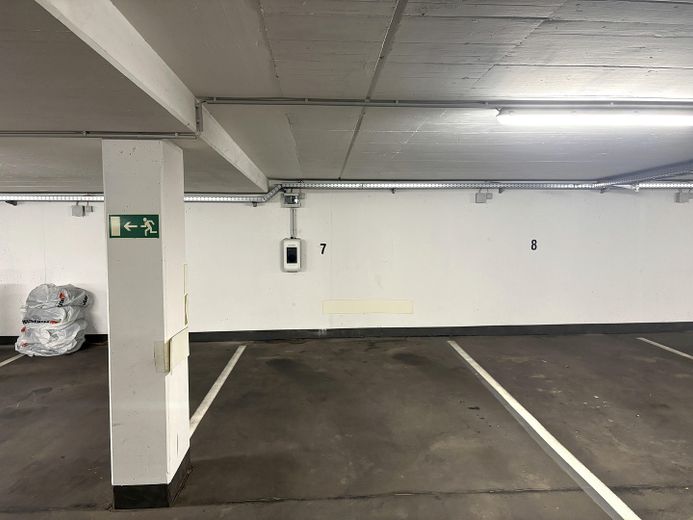 Exklusive 4-Zimmer-Gartenwohnung mit ca. 290 m² Garten und Hausgefühl am Riedberg – Tiefgaragenstellplatz/Wallbox