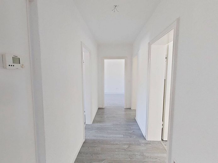 **FRISCH RENOVIERT** Helle 3-Zimmer-Wohnung mit BALKON und modernem Wannenbad – Flur