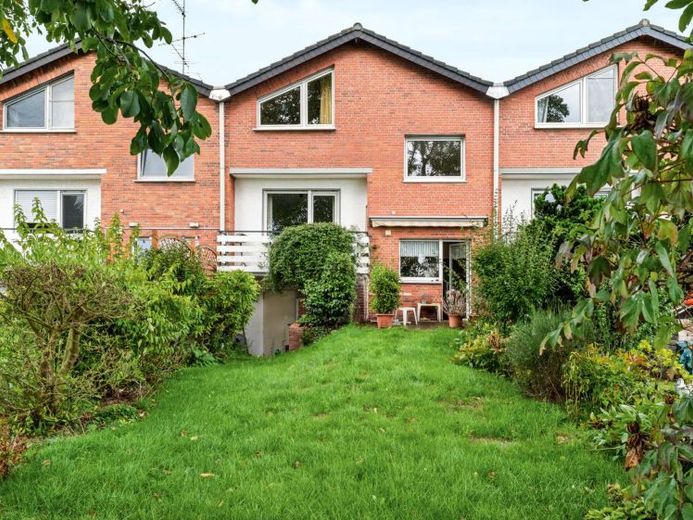 Emmerich: Wohnen auf mehreren Ebenen mit Garten, Garage und drei Balkonen – Foto 1