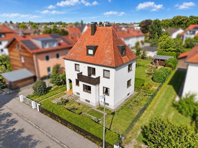 Casa unifamiliare con tetto a padiglione – terreno di 770 m² in posizione privilegiata vicino al centro storico – Foto 1