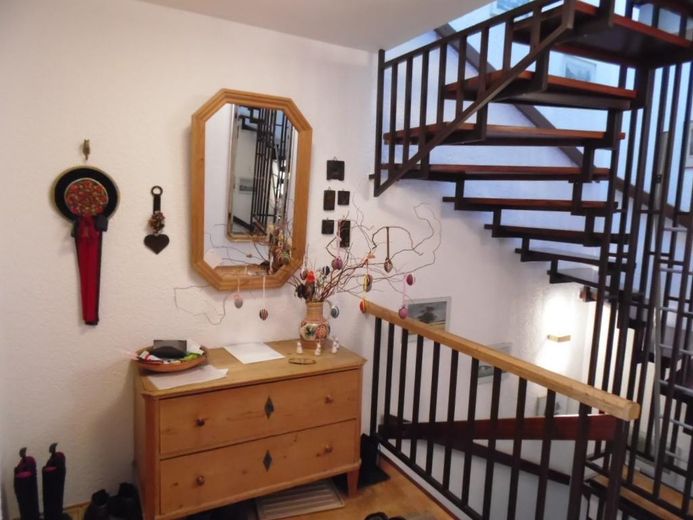 Spaziosa casa a schiera di testa, ammodernata con materiali di alta qualità, parzialmente arredata – Diele EG, Aufgang Atelier DG