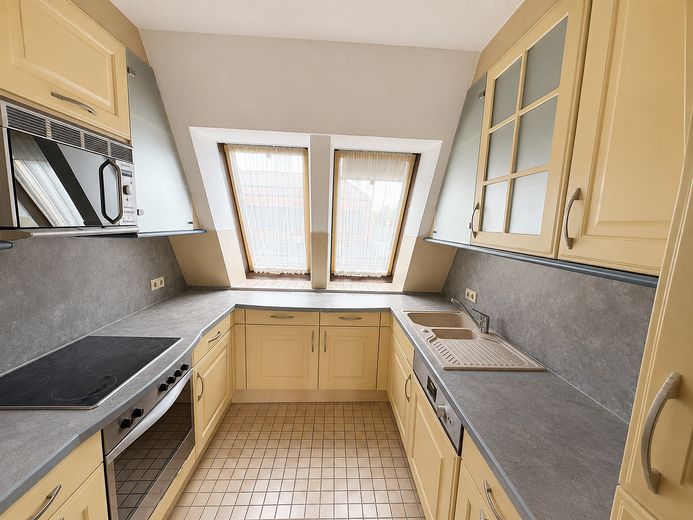 Großzügige lichtdurchflutete 4-Zi Wohnung mit EBK, Balkon und Dachterrasse – Küche