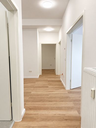 Erstbezug nach Umbau – moderne barrierearme 3-Zimmer-Wohnung in Kierspe – Flur