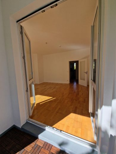 Sehr helle 2-Zi.-Whg., saniert, mit EBK, 4.OG mit Aufzug, Kudamm-Nähe – Blick vom Balkon ins Wohnzi.
