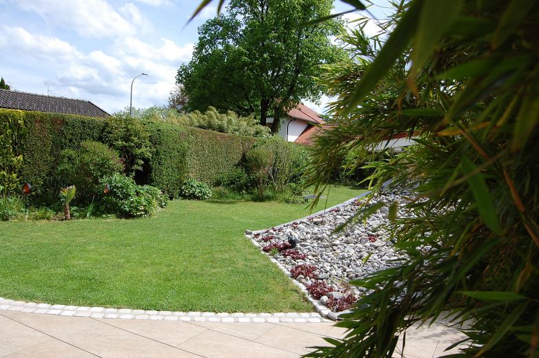 Ihr privates Zuhause in Weilheim – großzügiger Garten, stilvolles Wohnen & viel Privatsphäre – Blick in den Garten