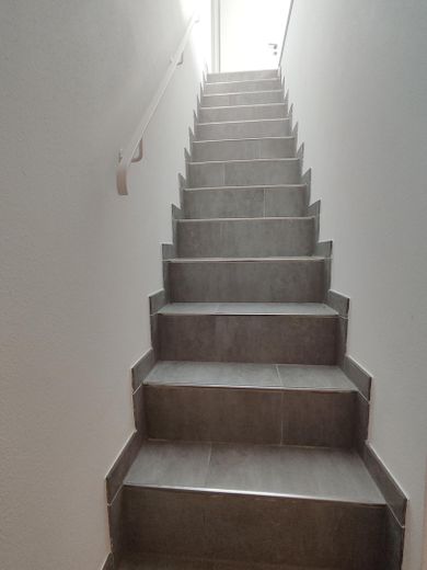 79m² Wohn-/Nutzfläche | Provisionsfrei | 3 Zimmer Maisonette Gartenwohnung | sofort bezugsfrei – Treppenhaus