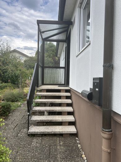 Raum für Familie – Charmantes Einfamilienhaus mit Terrasse und Vollkeller – Eingangsbereich 