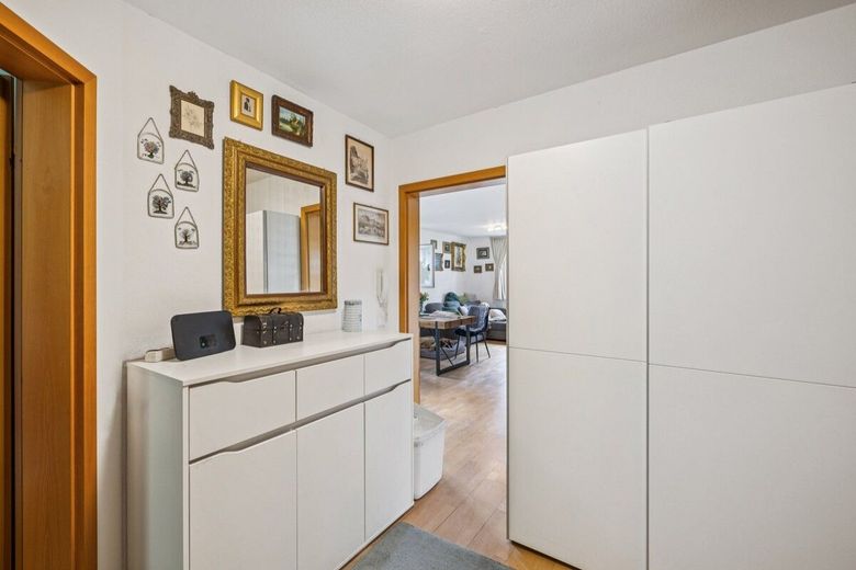 EG-Wohnung mit 134 m² großem Süd-Westgarten und direkt zugänglichem beheiztem Hobbyraum (21 m²) – Flur