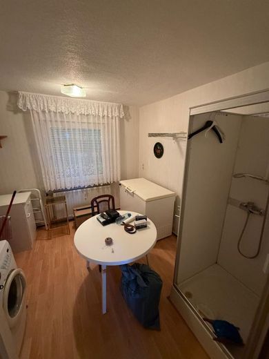 Doppelhaushälfte mit großer Garage, Carport, Wa, Du. und sonnigem Grundstück am Stadtrand – HW-Raum