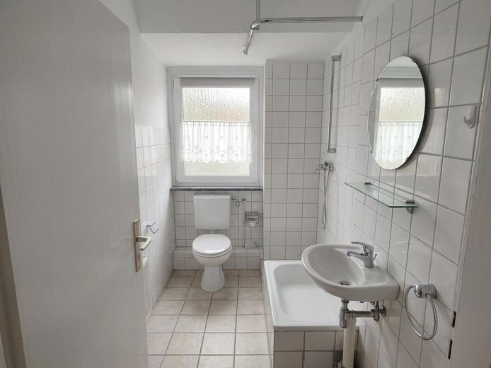 Achtung: WG Zimmer! 2 private Zimmer (plus Wohnzimmer) für je 430 € Warmmiete – Bad