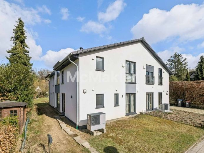 Architektur trifft Design: Hochwertige DHH in den Walddörfern – Foto 1