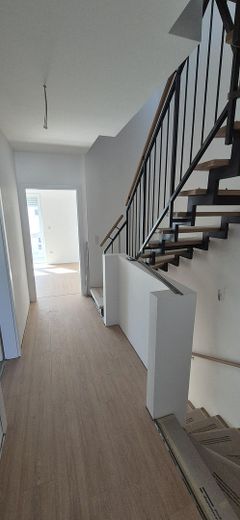 Neubau-Reihenhaus mit Terrasse 140 m² Familienhaus mit sehr niedrigen Energiekosten (EH-40 + PV) – Flur