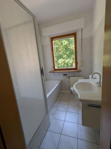 kleines Häusschen mit Garten, großer Garage und Stellplatz im Zentrum von MHL – Bad mit Wanne und Dusche