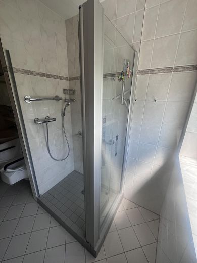 Frisch renovierte 75 m²-Wohnung mit Balkon, Aufzug & EBK in Hannover-Bothfeld-Vahrenheide – Duschbad 