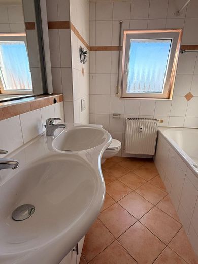 Provisionsfrei: Maisonette mit Hausgefühl, Südbalkon und 2 Tageslichtbädern inkl einem TG-Stellplatz – Vollbad 2.OG