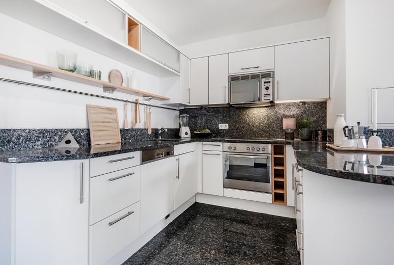 Bezugsfreie, renovierte 2-Zimmer-Wohnung mit Balkon und offener Wohnküche – Küche