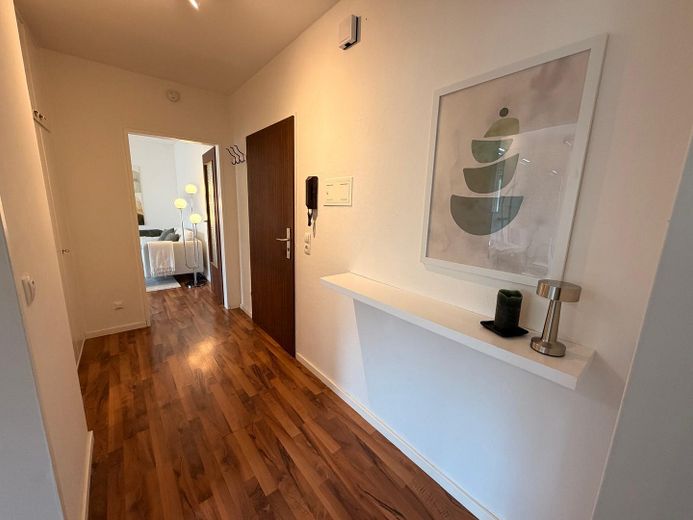 All Inclusive: voll möblierte 2-Zimmer Wohnung mit Balkon in der Innenstadt – Flur