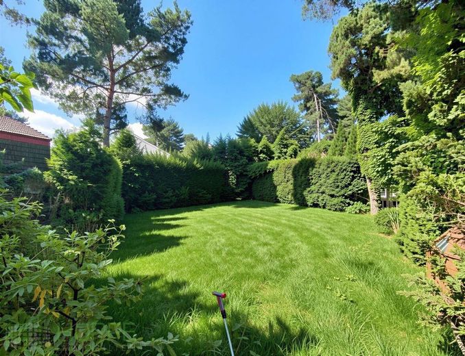 Dahlwitz-Hoppegarten - 800 m² Topgrundstück in Waldesruh für Ihr Traumhaus vor den Toren Berlins – Gartengestaltung - (KI generiert)