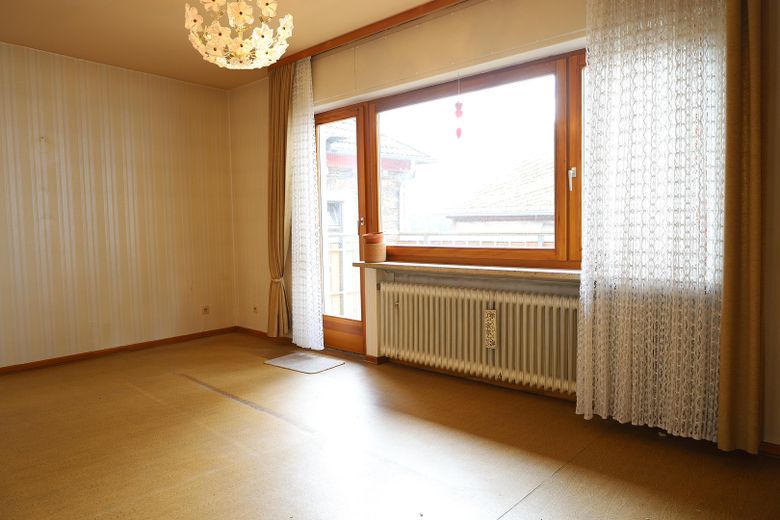 139 qm | 7 Zimmer | 2 Balkone | Reihenendhaus für 125.000 € – 2. OG Wohnzimmer Foto 1