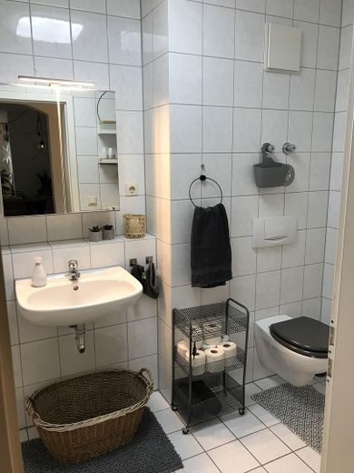 •Commission-free from private seller: Bright 3-room apartment with 2 balconies & underground garage – Bad - rechte Seite