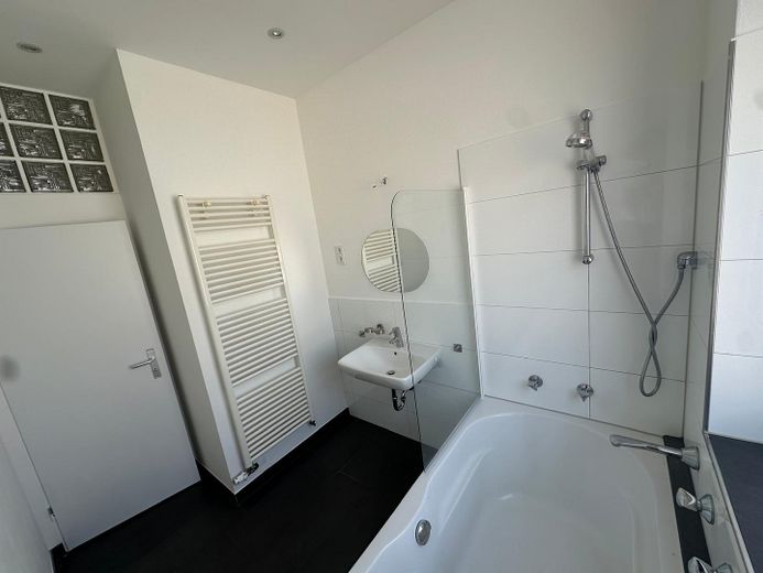 Frisch renovierte, helle 3 - Zimmer Wohnung in ruhigem Haus direkt an den Barmer Anlagen – Bad