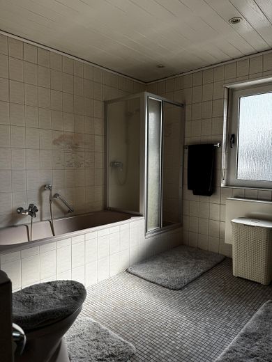 Tageslichtbad mit Badewanne