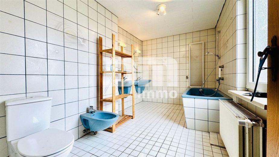 Einzigartiges Immobilien-Ensemble: Zwei Wohnhäuser MFH + EFH mit Halle auf ca. 5.300 m² Grundstück – Haus 2 OG Bad / Wanne / Bidet