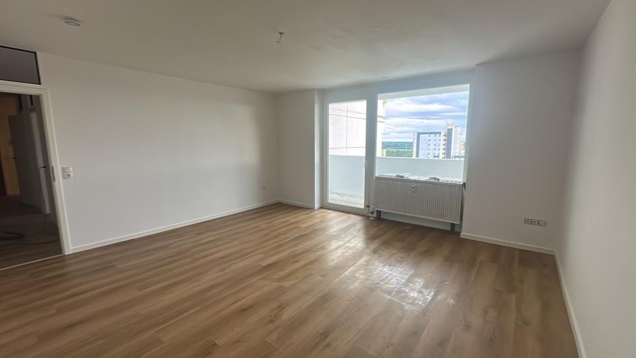 Investimento immobiliare ristrutturato di 2 locali senza provvigione con posto auto interrato | 6 % di rendimento lordo da locazione – Wohnzimmer