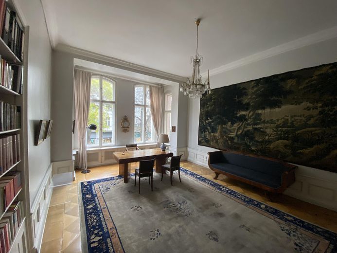 Erker Zimmer möbliert