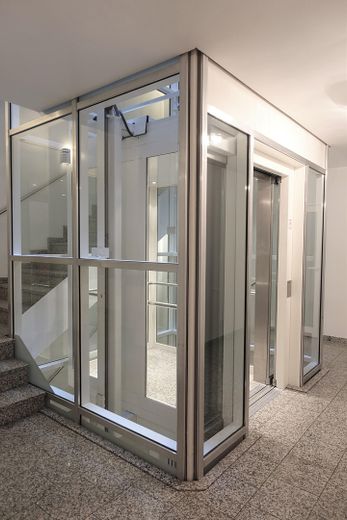 gläserner Aufzug