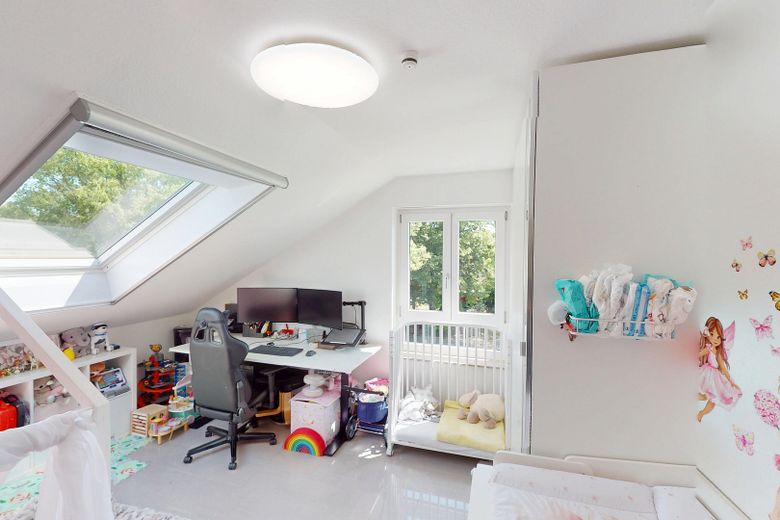 Porsche praktisch vor der Haustür: 3-Zimmer Wohnung mit zwei Balkonen und Tiefgaragenstellplatz – Kinder und Arbeitszimmer