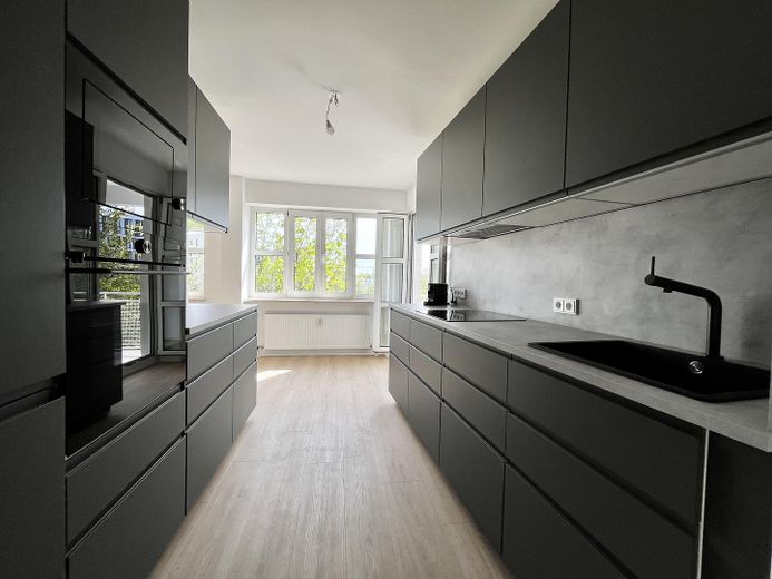 Top modernisierte, gut vermietete 4-Zimmer-Wohnung mit großem Balkon und Parkplatz – Küche