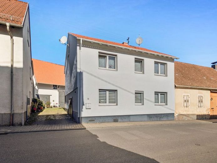 Charmantes Sandsteinhaus mit großzügigem Innenhof, überdachter Terrasse und besonderem Wohncharakter – Foto 1