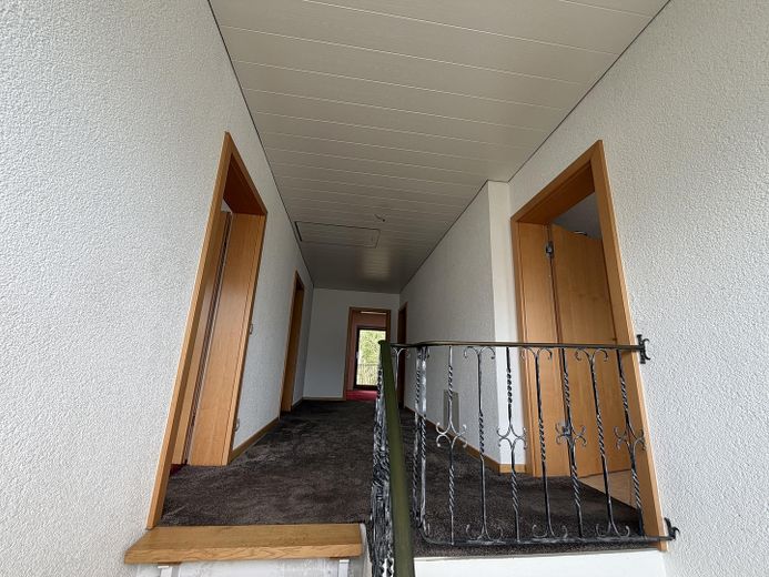 Exklusives Einfamilienhaus in traumhafter Flusslage - Wohnen, wo andere ihre Freizeit verbringen – Flur OG