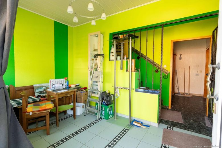 Wohnen, Arbeiten, Vermieten - vielseitiges Anwesen mit Hallen &amp; 4 Garagen – Diele