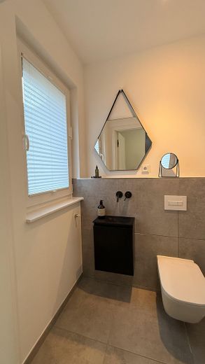 Modernes Endhaus am Brabandkanal mit großem Garten, Dachterrasse und Wellnessbereich – Modernes Gäste-WC