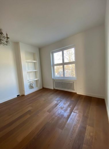 3-Zimmer-Wohnung, Altbau mit Balkon und Einbauküche in Frankfurt am Main – Wohn-/ Schlafzimmer 1