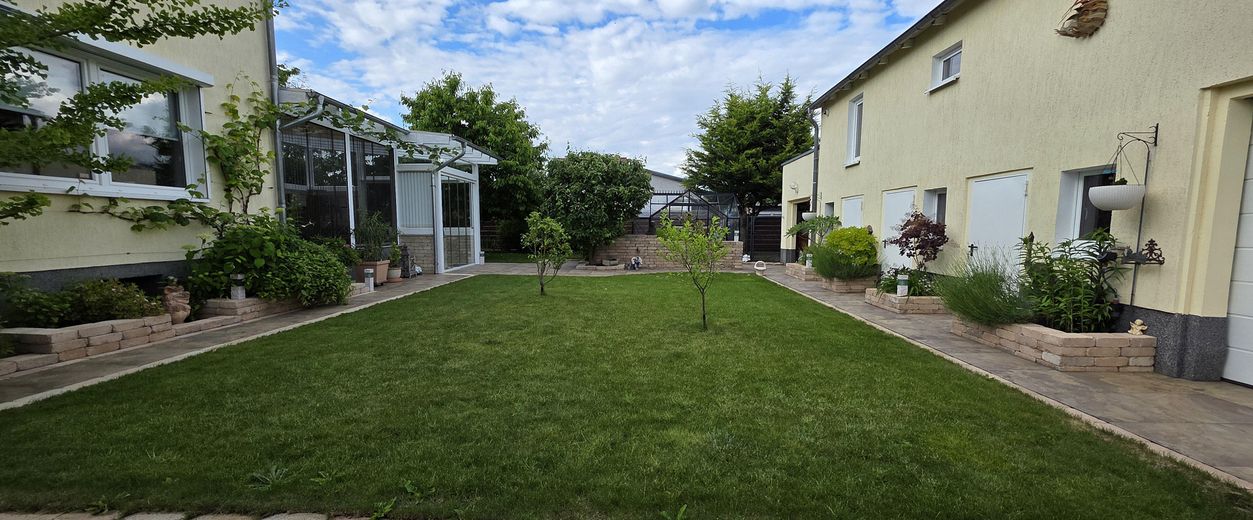 More than a house: exceptional property with plenty of space for living, working and your own ideas – Innenansicht angelegter Garten