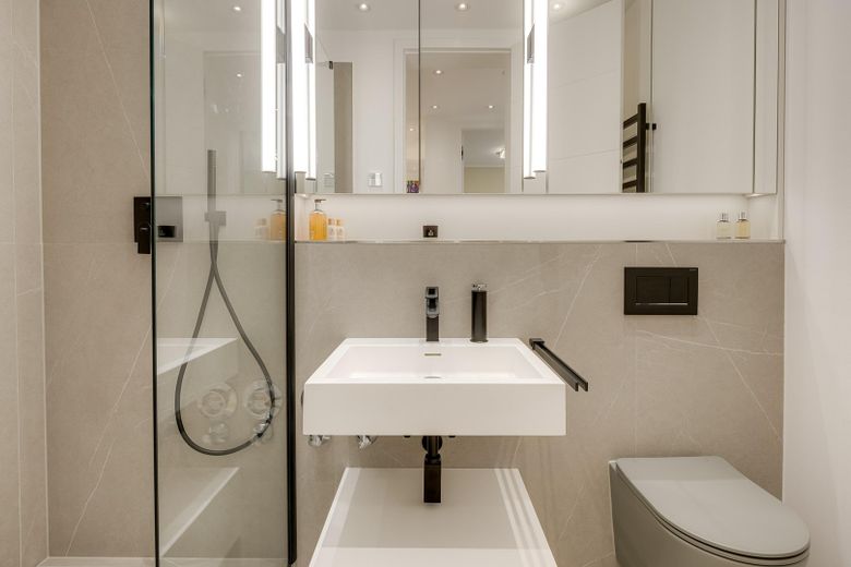 Designer-Penthouse mit Traum- Dachterrasse und Blick über Isarhochufer: PROVISIONSFREI – Dusch/Gästebad