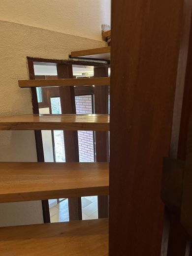 Blick durch Treppe auf Eingang