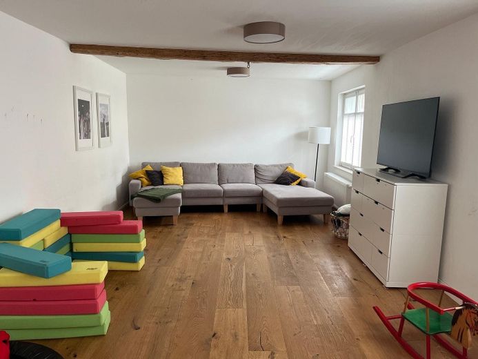 Einfamilienhaus - kernsaniert mit Innenhof und Garten, Scheune, PV – Wohnzimmer EG