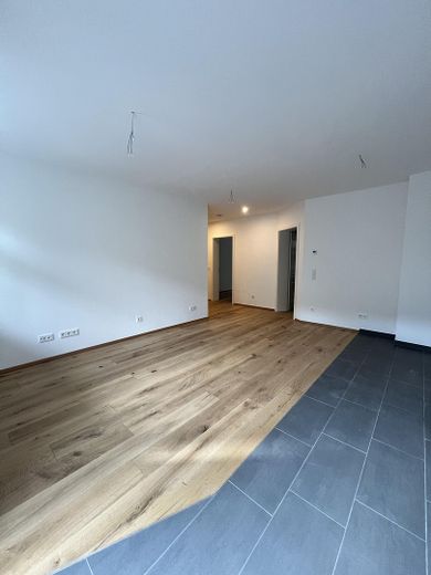 Piso de época reformado con materiales de alta calidad, a estrenar, con balcón y plaza de aparcamiento – Koch-/Essbereich