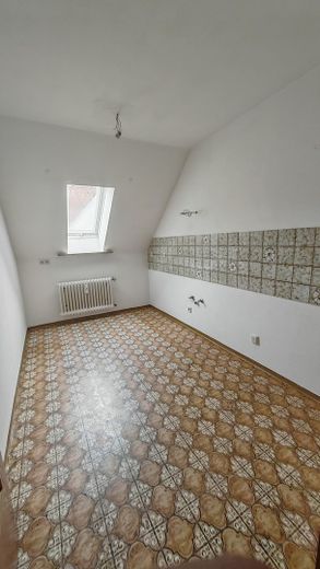 Zentral gelegene 2-Zi-Dachgeschosswohnung Nr. 5 in Oberviechtach – ab sofort frei – Küche