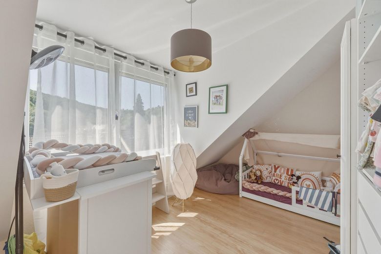 İçten tamamen yenilenmiş, bağımsız girişli daireli yarı müstakil ev ve PV sistemi – Kinderzimmer Hauptwohnung