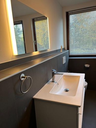 Möblierte Einliegerwohnung mit Gartennutzung und separatem Eingang sehr gute Ausstattung – Badezimmer